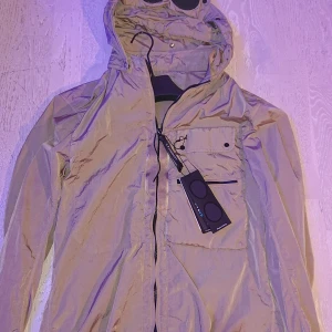 C.P Company overshirt - C.P Company Overshirt med goggles  Skick: 9/10 Rek pris: 4600kr Mitt pris: 2199kr