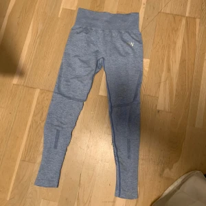Blå leggings från ICANIWILL - Snygga blå leggings från ICANIWILL i ett mjukt och stretchigt material. Perfekta för träning eller en avslappnad dag. De har en hög midja som ger bra stöd och komfort. Diskret logga på sidan. Passar perfekt för dig som vill ha både stil och funktion!