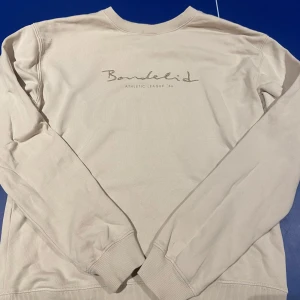 Beige sweatshirt från Bondelid - Säljer en stilren beige sweatshirt från Bondelid i storlek S. Tröjan har en klassisk design med rund hals och långa ärmar. Perfekt för en avslappnad look eller för att hålla sig varm under kyligare dagar. Den är i mycket bra skick och redo för en ny ägare! Alltid öppen för prisförslag!