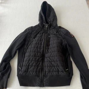 Parajumper jacka  - Jacka i bra skick storlek medium  Priset ej hugget i sten  
