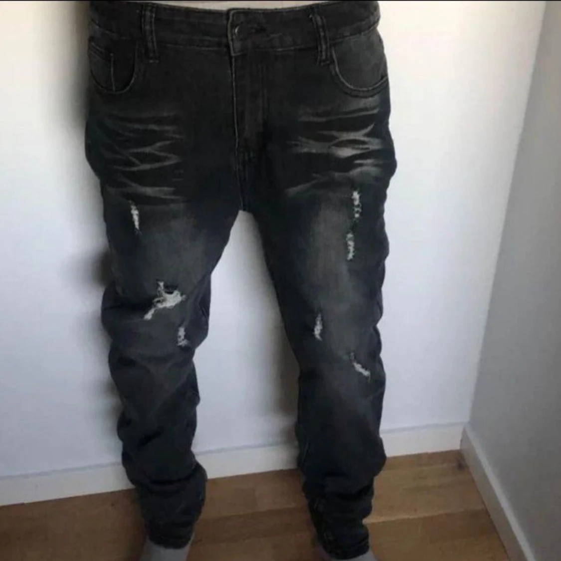 Svarta jeans med slitningar