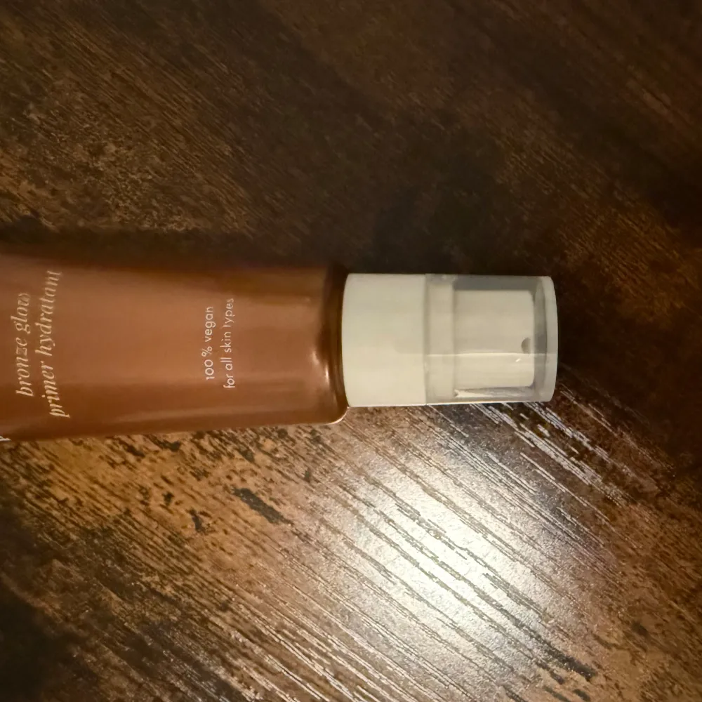 Säljer en Bronze Glow Priming Moisturizer från Hickap. Denna produkt ger en härlig bronzig lyster och fungerar som både primer och fuktkräm. Perfekt för alla hudtyper och är 100% vegansk. Aldrig använd, oöppnad . Skönhet.