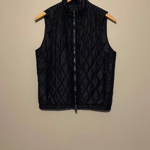 Mörkblå Oscar Jacobson väst - Hej, säljer en mörkblå Oscar Jacobson väst i storlek M. Den är i 9/10 skick. Tveka inte på att höra av er.