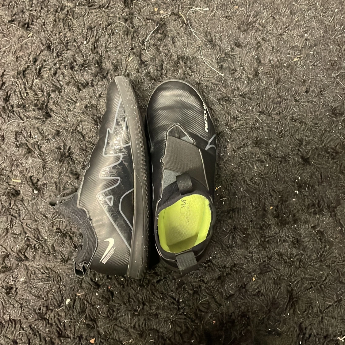 Svarta Nike fotbollsskor