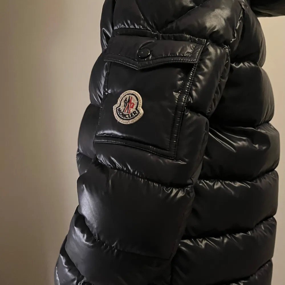 Hej! Säljer min Moncler jacka för den har blivit för liten för mig! Väldigt bra skick 10/10. . Takit.