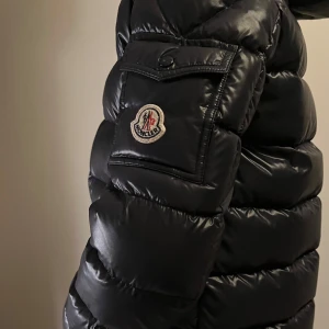 Moncler Maya  - Hej! Säljer min Moncler jacka för den har blivit för liten för mig! Väldigt bra skick 10/10. 
