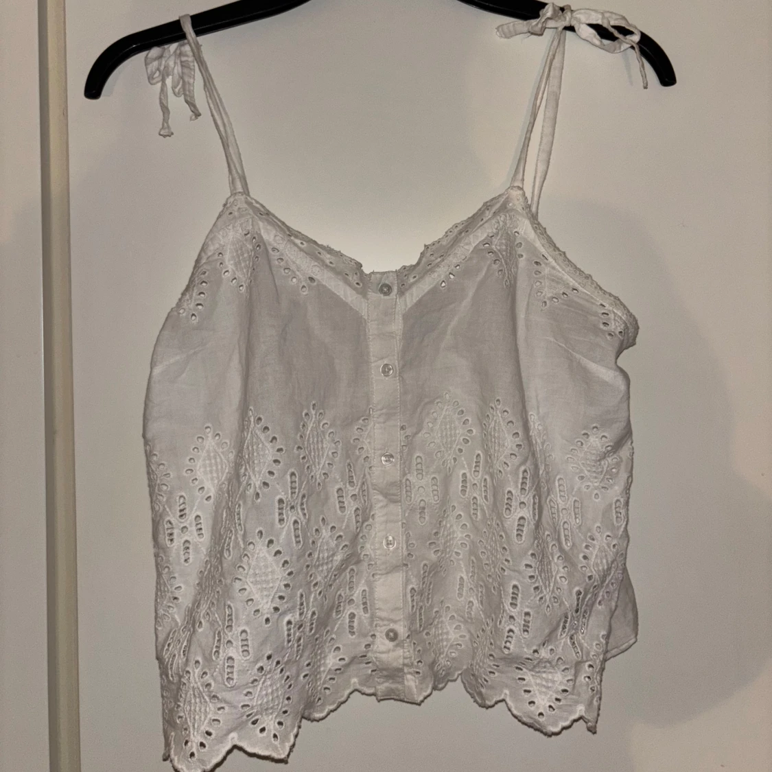 vit kort broderitopp