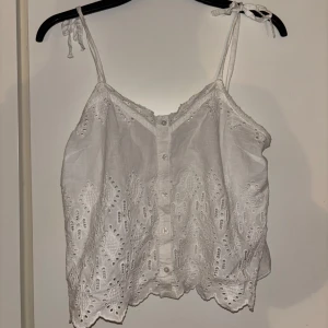vit kort broderitopp - Söt vit somrig topp i storlek 34🤍