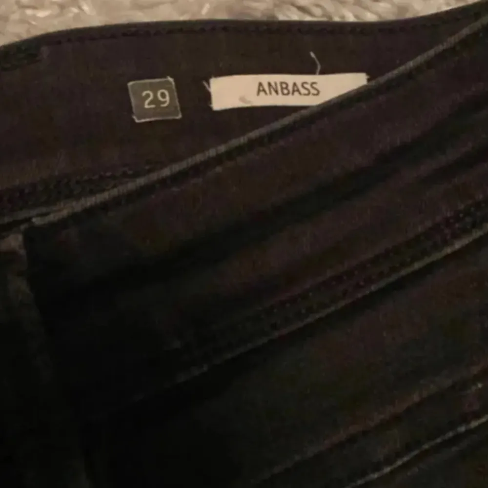 Säljer ett par svarta Replay Anbass jeans i bra skick. De är slim fit och har en klassisk femficksdesign med knappgylf. Perfekta för både vardag och fest! 🖤. Jeans & Byxor.