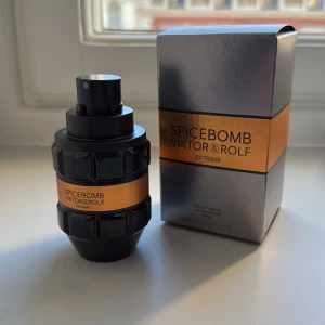 Spicebomb Extreme från Viktor & Rolf - Säljer en flaska Spicebomb Extreme från Viktor & Rolf. 50ml flaska med 45ml kvar. Ny flaska går för ca 1000 - 900kr. Säljer för 450kr. Perfekt för den som vill ha en kryddig och intensiv doft. Kommer i originalförpackning.