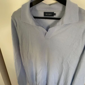 Ljusblå tröja från Riley - Snygg tröja från Riley nästan helt oanvänd. 