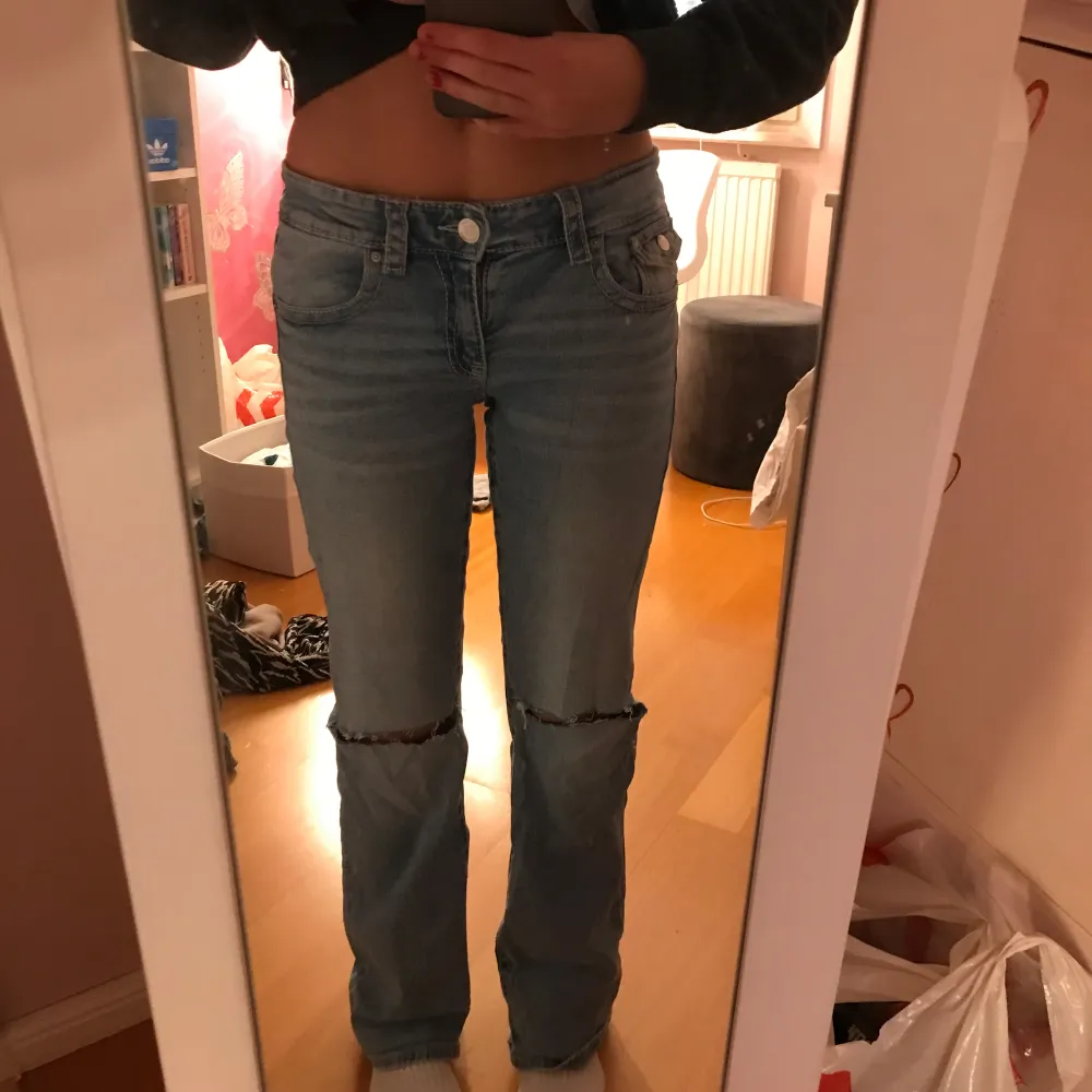 Säljer ett par ljusblå jeans från Gina Tricot i storlek 170. De har en snygg slitning vid knäna och klassisk femficksdesign. Perfekta för en avslappnad vardagslook. Använda 2-3 gånger, är i super bra skick!!. Jeans & Byxor.