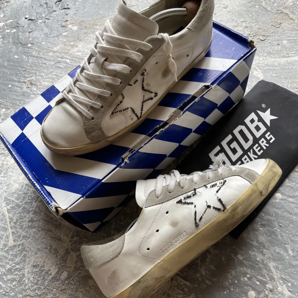 Sjukt unika special edition Golden goose med riktigt bra skick, använts sparsamt. Dustbag o box tillkommer, skriv för frågor och funderingar . Skor.