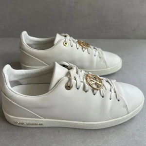 Louis Vuitton skor ( dam ) - ett par riktigt snygga lv skor || perfekta till sommaren & våren || strlk 38,5 || skicket är 10/10 ( otroligt bra ) || vid köp medföljer box, 2 dustbags, extra skosnören, lv band || hör av dig om du är intresserad! 