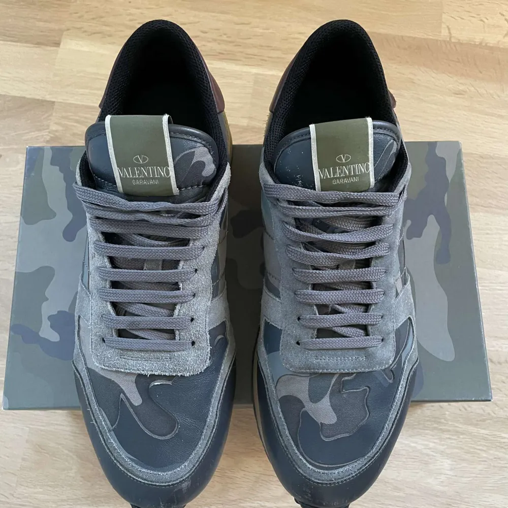 Valentino rockrunners ||toppenskick 9,5 / 10 || stl 45, innersula 29,4 cm || Tillbehör: box, dustbags, kvitto och Valentino kort (se bild 1) || Skon har inga defekter || Pris kan diskuteras vid smidig affär || Hör av er till oss vid frågor eller funderingar 📩 || Fraktar via PostNord eller instabox 📦🚚 || Mvh LuxuryTrends 😁. Skor.