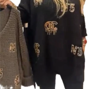 Svart och grå oversized tröja med tryck - Säljer en cool oversized tröja i svart och grått med tryck av bokstäver och siffror. Perfekt för en avslappnad stil. Tröjan är stickad och har långa ärmar, vilket gör den idealisk för höst och vinter. Passar bra till jeans eller leggings för en casual look.