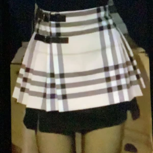 Burberry mini-kjol  - Säljer min favorit kjol! Den är i toppskick och är supergullig. Orginalpris är ca 4000kr men säljer för 1900kr. Tror inte att man kan köpa i butik längre. Ett tips är att ha en svart kjol under ifall man tycker den är för kort. Pris kan diskuteras och kan även tänka mig byta💕