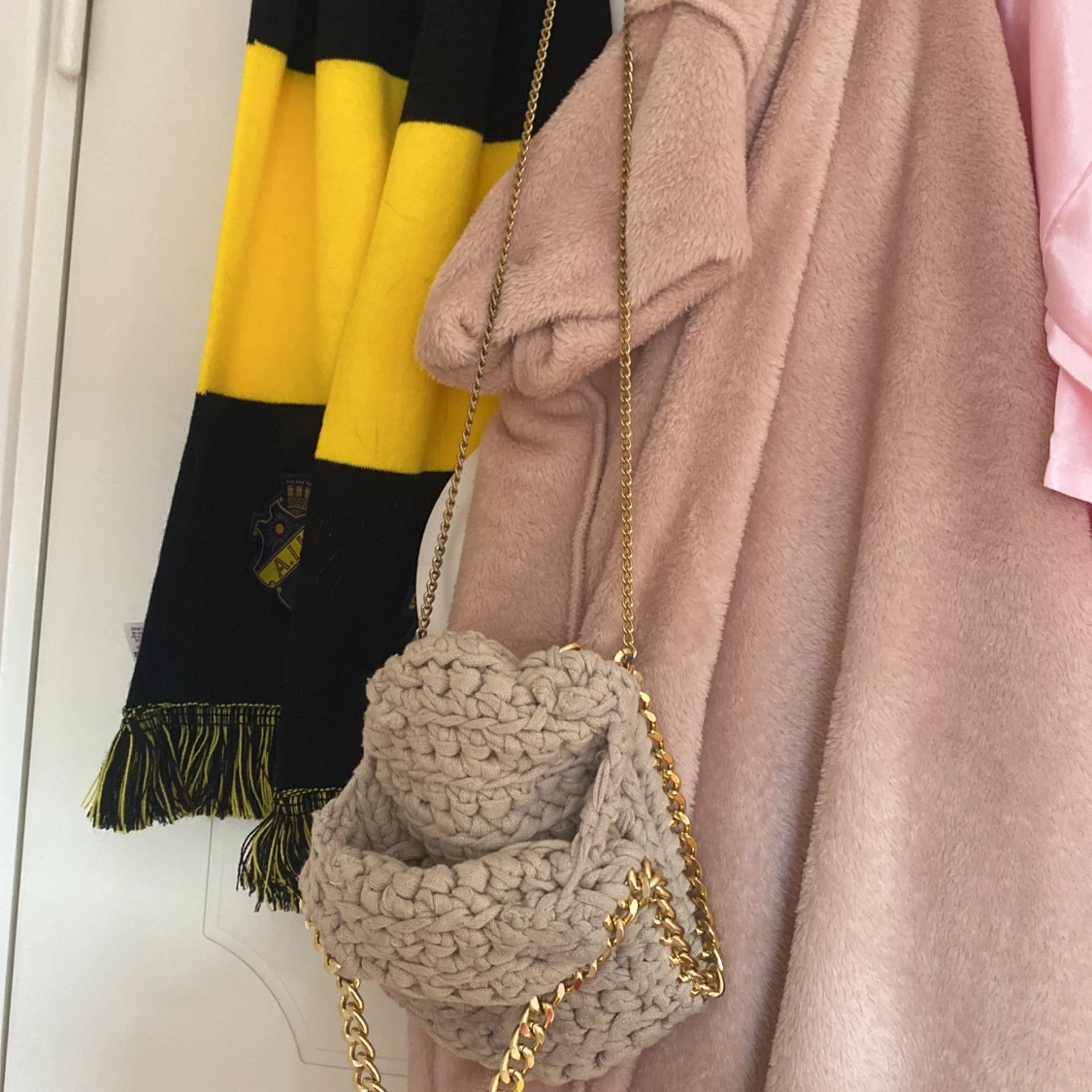 Beige stickad axelväska med guldkedja - 90