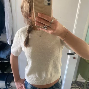 Vit stickad tröja - Säljer denna superfina stickade tröjan då den inte riktigt är min stil längre. Den är så fin och passar till allt☺️