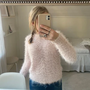 Rosa stickad tröja - Så fin rosa stickad tröja som är lite fluffig. Den passar till allt och är i fint skick. 🌸