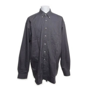 Mörkgrå skjorta från Boomerang - Snygg svart skjorta från Boomerang i storlek XXL. Perfekt för både vardag och fest! Skjortan har långa ärmar och knappar framtill. Den är tillverkad i ett bekvämt material som känns skönt mot huden. Passar utmärkt till höst och vinter.