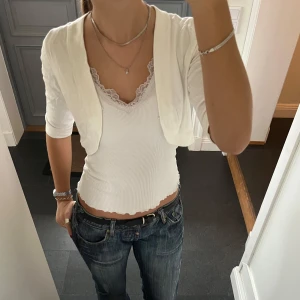 Vit stickad bolero - Vit finstickad bolero från Lindex i storlek S. Fint skick. Använd gärna köp nu!