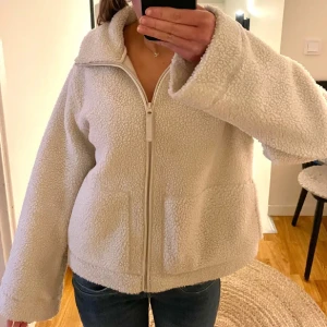Trendig beige teddyjacka med dragkedja - Mysig beige teddyjacka i mycket bra skick. Jackan har en dragkedja framtill och långa ärmar. Super trendig och perfekt till vintern och hösten!Pris kan diskuteras vid snabb affär och kom privat för funderingar❤️