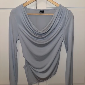 Asymmetrisk topp Gina Tricot - Säljer min blåa asymmetriska topp köpt från Gina Tricot som nu är slutsåld. Använt toppen en gång, alltså i nyskick. Har inte så många bilder med den men kan skicka på efterfrågan 🫶🏼