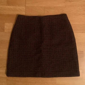 Rutig kjol från Uniqlo - Superfin brun rutig kjol från Uniqlo i storlek S/M. Har fickor i sidorna (bild 4). Köptes på Sellpy för 100 kr men passade tyvärr inte så bra. Varm och skön inför vintern och i bra skick🍁skriv privat för fler bilder eller vid frågor! Öppen för prutning 
