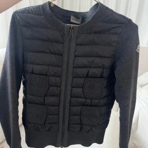 Grå moncler cardigan  - Säljer min jättesnygga eftertraktade gråa moncler cardigan som är i bra skick, äktahetsbevis finns! Skriv om ni har frågor😊