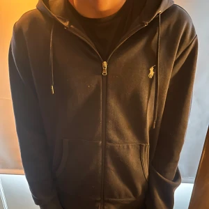 Mörkblå hoodie från Ralph Lauren Strlk S - Säljer en snygg mörkblå hoodie från ralph lauren knappt använd i ett väldigy bra skick har även certifikat för köpet som visas på den tredje bilden hör av er vid funderingar👑👑