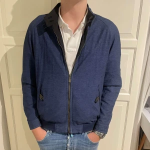 Massimo Dutti Jacka - Säljer nu en Massimo dutti jacka i storlek M. Mycket fint skick, går att använda som både svart och blå! Stilren o enkel att matcha! Mvh Ville