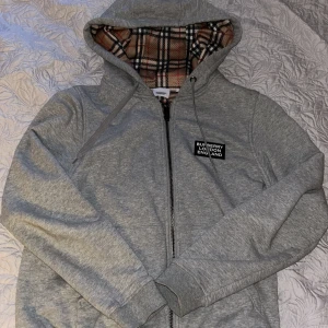 Burberry tröja  - Burberry tröja, nyskick storlek M
