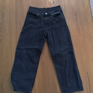 Svarta jeans från Sweet SKTBS xxs  - Säljer ett par svarta jeans från Sweet SKTBS i storlek XXS. De har en loose fit och är tillverkade i 100% bomull. Perfekta för en avslappnad stil och passar bra till den lilla skejtaren. 🖤