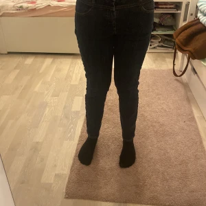 Mörkblå jeans från Boss - Säljer ett par snygga mörkblå jeans från Boss i bra skick. De är högmidjade och har en klassisk femficksdesign med guldfärgade sömmar. Perfekta för både vardag och fest! 🕺Vi kan prata om pris de kan ändras 😊😊           