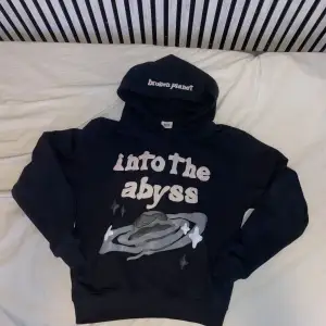 Säljer en broken planet hoodie i mörkblå ”into the abyss”. Hoodien är i storlek Small. Tröjan är knappt använd. Råkade ha tröjan i torktumlaren så att texten blev lite rosa och krympte ihop lite. Annars är den bra skick. Priset kan diskuteras.