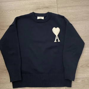 Ami Paris tröja - Säljer min ami Paris tröja då den aldrig används. Storlek S men passar även XS. Billigare vid snabb och smidig affär!