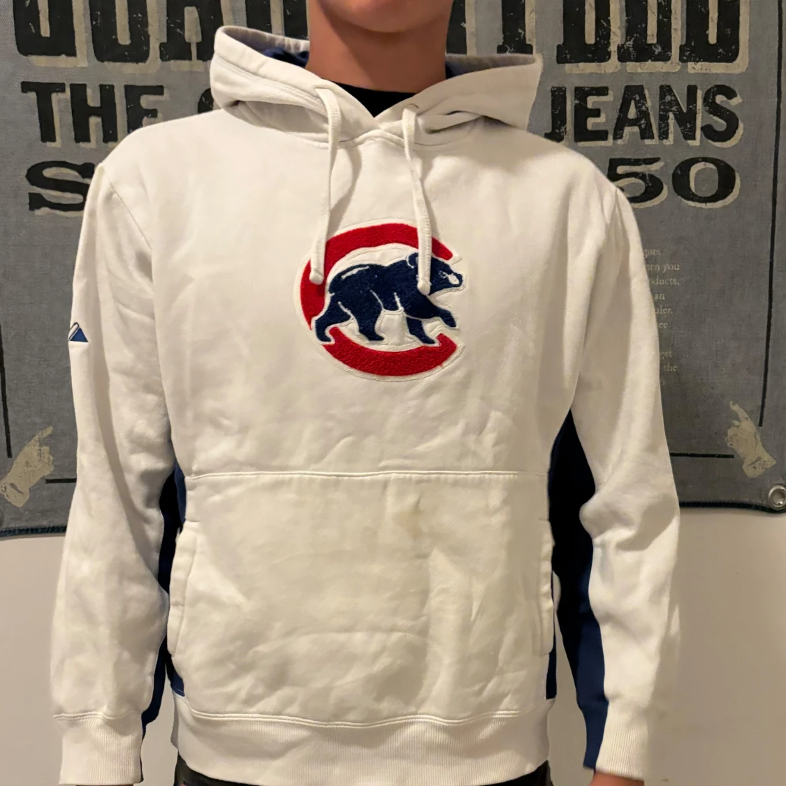 Vit hoodie med blå detaljer och logga