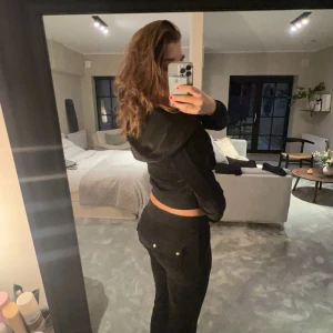 Svart Juicy Couture  - Säljer ett supermjuk och bekväm svart Juicy Couture sett. Använt några gånger men kommer inte till användning längre💕 Tröjan är i st S och byxorna i Xs 