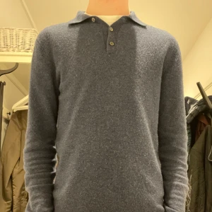 Mörkblå kashmirtröja från John Henric - Tjena! Säljer nu min sällsynta  tvär feta blåa långärmad piké från John Henric i 100% Kashmir🍾 priset är ej hugget i sten 💸