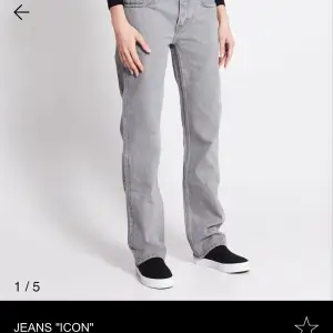 Säljer ett par snygga grå jeans från 157 i modellen 'ICON'. De har en klassisk straight fit och är perfekta för vardagsbruk. Jeansen är i bra skick och passar till det mesta. Ny pris 400kr