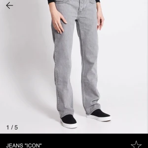 Grå jeans 'ICON' från 157 - Säljer ett par snygga grå jeans från 157 i modellen 'ICON'. De har en klassisk straight fit och är perfekta för vardagsbruk. Jeansen är i bra skick och passar till det mesta. Ny pris 400kr