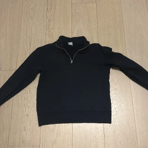 Svart half zip från Zara - Säljer en stilren svart tröja från Zara i storlek S. Tröjan har en halv dragkedja vid halsen och långa ärmar. Perfekt för både vardag och lite kyligare dagar. Passar till det mesta och är superbekväm! 🖤