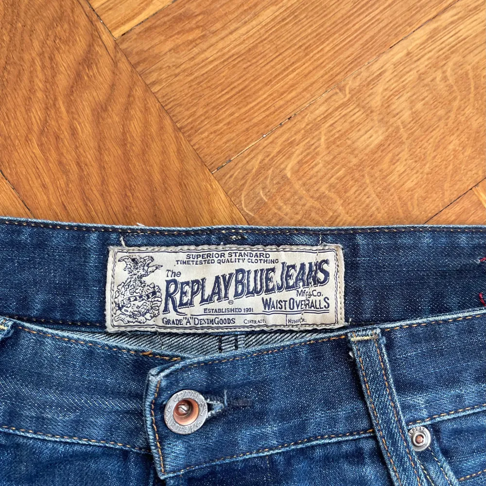 Säljer ett par snygga blå jeans från Replay i bra skick. De har en klassisk femficksdesign med knappgylf och är perfekta för vardagsbruk. Jeansen har en normal passform och är tillverkade i slitstarkt denim. Perfekta för både höst och vår!. Jeans & Byxor.