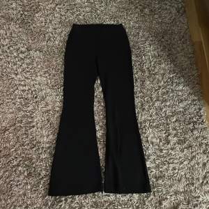 Säljer ett par svarta yoga pants som är utsvängda från Lindex i storlek 158/164 för barn. Byxorna har en bootcut-stil och är perfekta för vardags. De är tillverkade i ett mjukt och bekvämt material som gör dem sköna att bära hela dagen.❤️