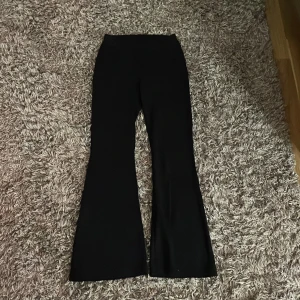Svarta yoga pants utsvängda från Lindex - Säljer ett par svarta yoga pants som är utsvängda från Lindex i storlek 158/164 för barn. Byxorna har en bootcut-stil och är perfekta för vardags. De är tillverkade i ett mjukt och bekvämt material som gör dem sköna att bära hela dagen.❤️