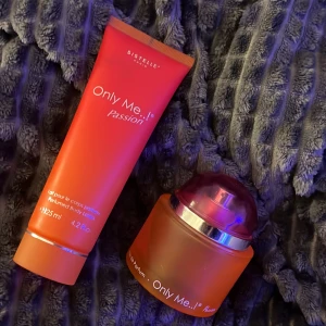 Only Me Passion parfym och kroppslotion - Säljer en härlig parfym och kroppslotion från Sistelle i serien Only Me Passion. Parfymen kommer i en rund, orange flaska med en rosa kupolformad kork och silverdetaljer. Kroppslotionen är i en matchande orange tub. Perfekt för att känna sig fräsch och dofta gott hela dagen! Helt ny!