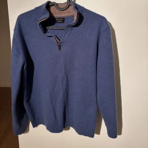 Blå tröja från Massimo Dutti - Säljer en snygg blå tröja från Massimo Dutti i ull och kashmir. Tröjan är i mycket bra skick och passar både till vardags och lite finare tillfällen. Tröjan är i storlek XL i barnstorlek men skulle säga att du är runt XS