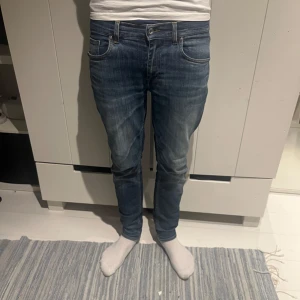 Sällsynta Tiger jeans - Tja!   Säljer ett par sällsynta Tiger-jeans som inte längre tillverkas. De passar 29 skulle jag säga. De är i toppskick, förutom att tiger lappen (se sista bilden) sitter lite löst. Om du vill ha fler bilder eller detaljer om detta,        är det bara att höra av dig! 