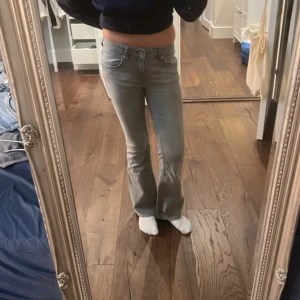 Gråa jeans  - Säljer dessa superfina jeans i bra skick, hör av er vid fler frågor💕💕